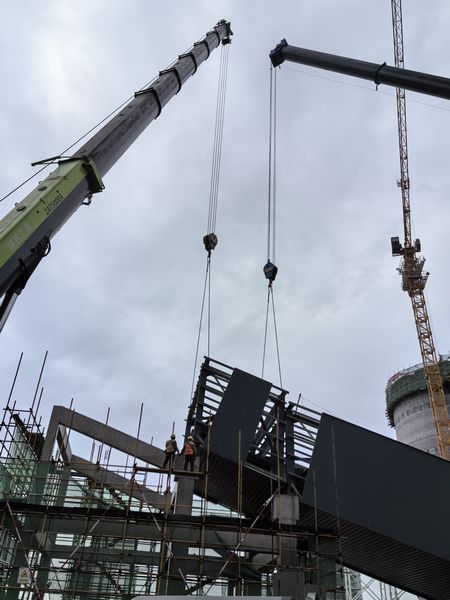 陕煤建设天工公司“双机抬吊”贯通点火“主动脉”