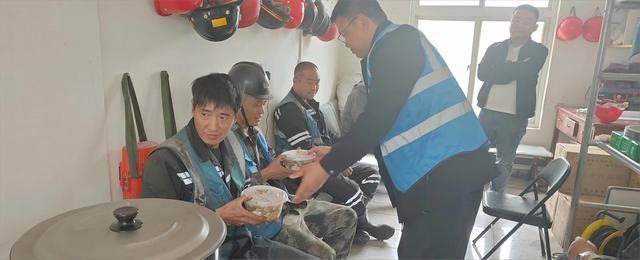 陕煤建设韩城分公司安装第四项目部：一碗热乎饭，情暖众人心