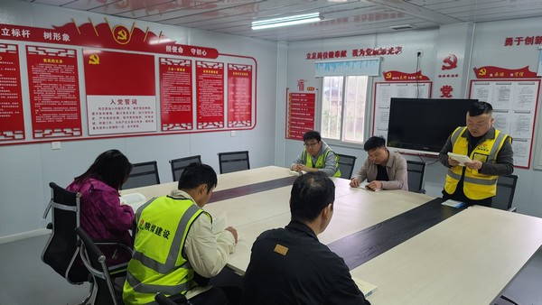 陕煤建设铜煤公司第一项目部组织“读经典,传递青春能量”青年职工主题活动