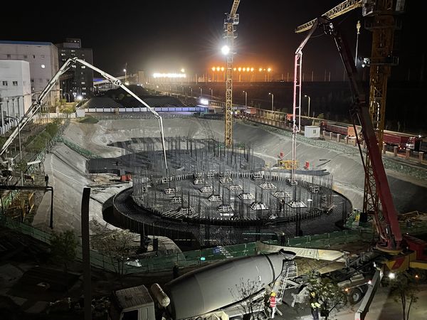 陕煤建设第二直属项目部:提前4小时完成2#末煤仓工程大体积混凝土筏板浇筑