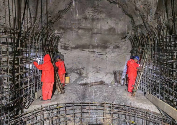 陕煤建设矿建三公司承建的董东煤业公司专用回风立井井筒顺利落底