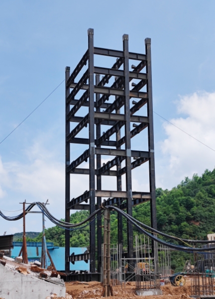 陕煤建设矿建三公司首次高效完成副立井罐笼套架主体组装