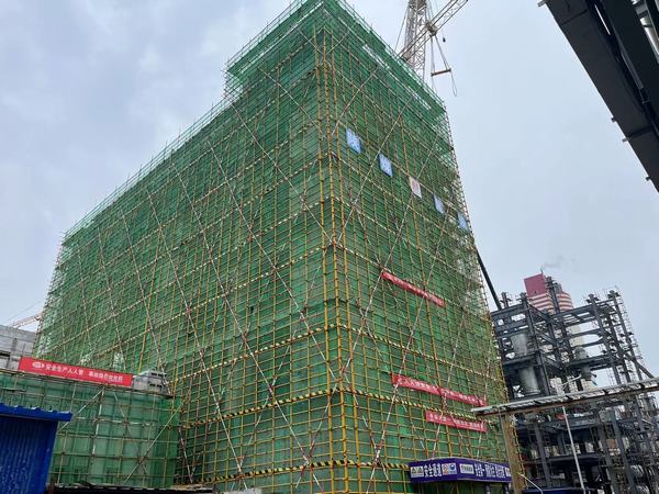 陕煤建设天工公司承建的陕化尿素工序提升装备改造项目大颗粒尿素（00813）工程主体结构顺利封顶