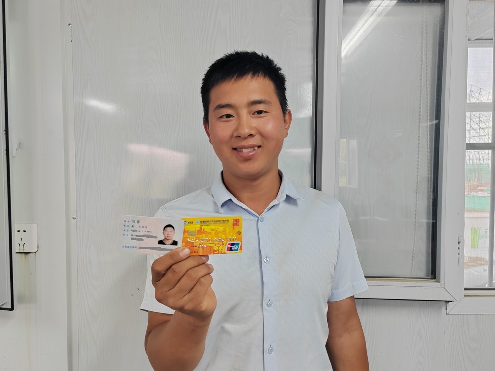 陕煤建设天工公司新疆第一项目部为农民工实名办卡 让农民工“薪”有所属