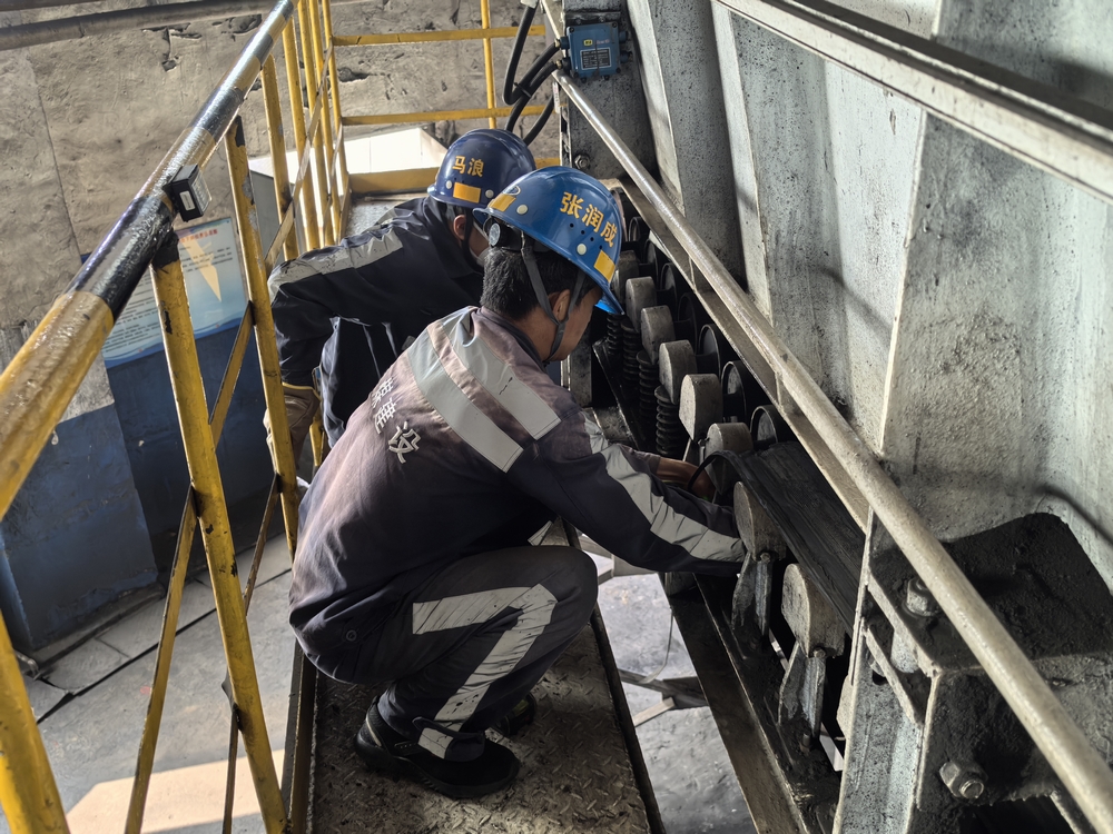 陕煤建设洗选煤运营公司红柳林洗煤厂项目部: 群策群力 打赢771给煤机“换带”攻坚战