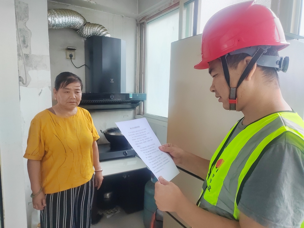 陕煤建设路桥分公司彬长项目部开展“工地安全知识普及进社区”志愿活动