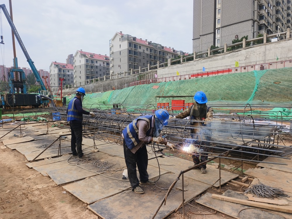 陕煤建设新龙城直属项目部：高温下的坚守
