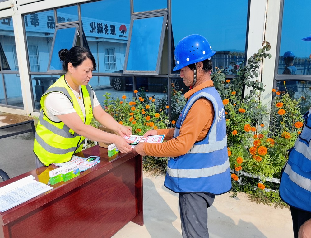 陕煤建设绿宇公司：高温下的温情守护