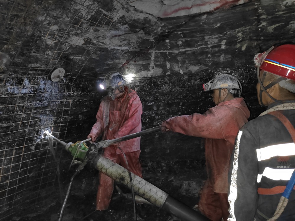 陕煤建设矿建三公司承建的贯屯煤矿西翼进、回风立井圆满完成揭煤工作