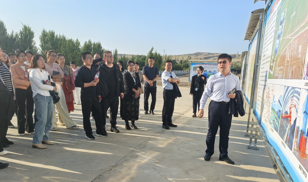 伊宁市财政局局长刘慧杰深入陕煤建设天工公司新疆第一项目部调研