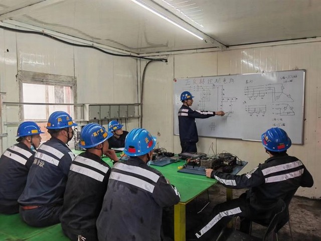 陕煤建设洗选煤运营公司红柳林洗煤厂项目部:铸就安全“铜钱铁壁” 共绘国庆盛典“红”图