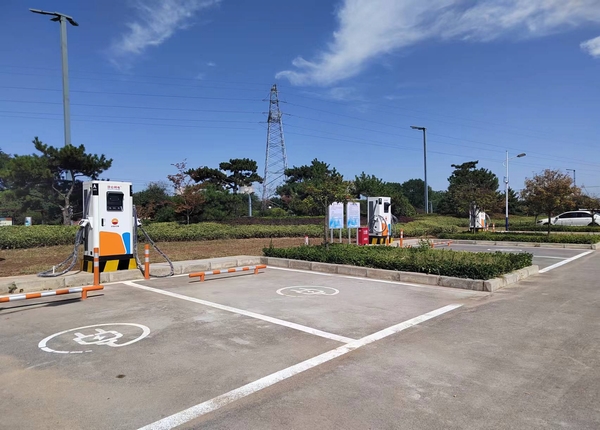 陕煤建设川耀公司：崔仙服务区充电桩安装，为绿色出行“加油”