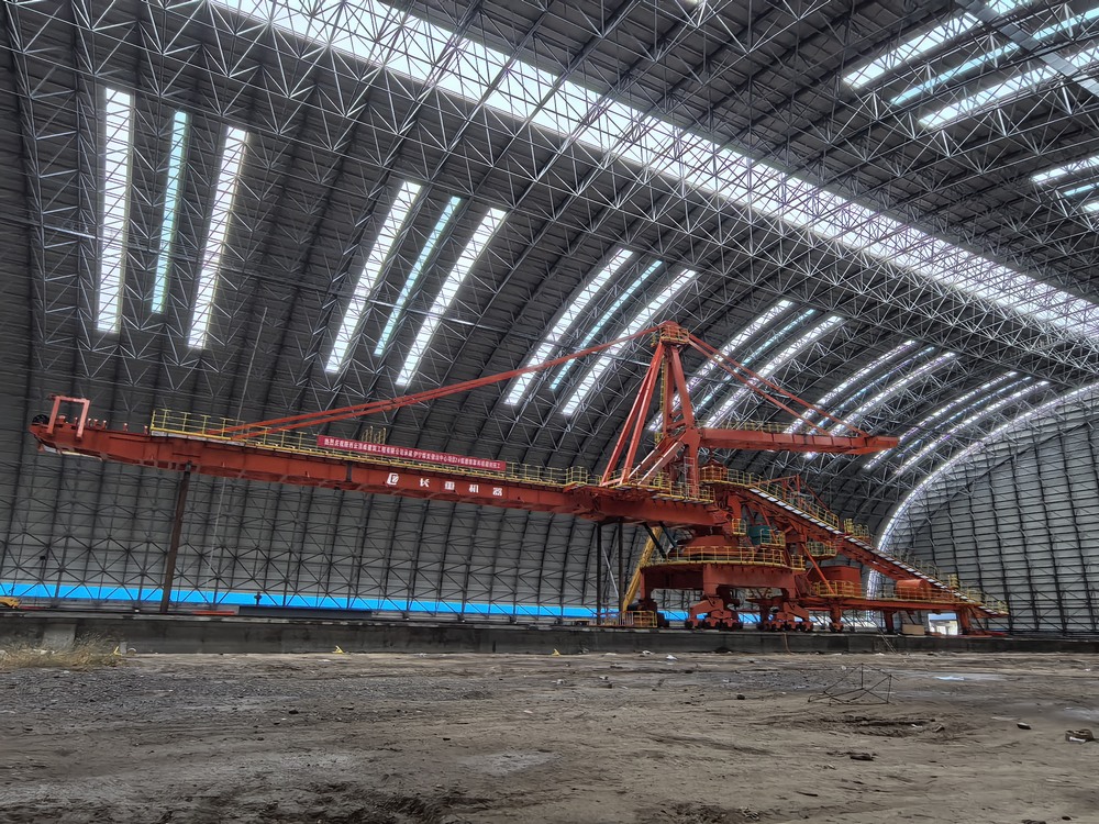 陕煤建设天工公司新疆第一项目部：DQL1000/1200.45臂式斗轮堆取料机成功送入“预定轨道”