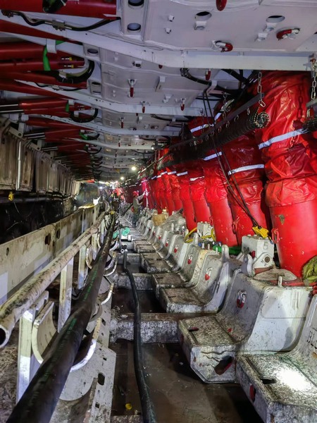 陕煤建设煤矿运营服务分公司：巴拉素煤矿22盘区2201综采工作面机电设备安装工程单机通电试运转圆满成功