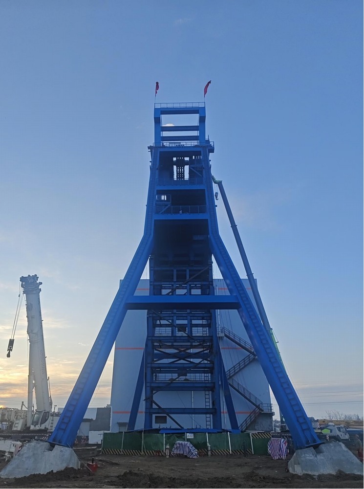 陕煤建设机电安装公司胡家河煤矿二号风井及附属工程二号进风立井井架工程顺利完工