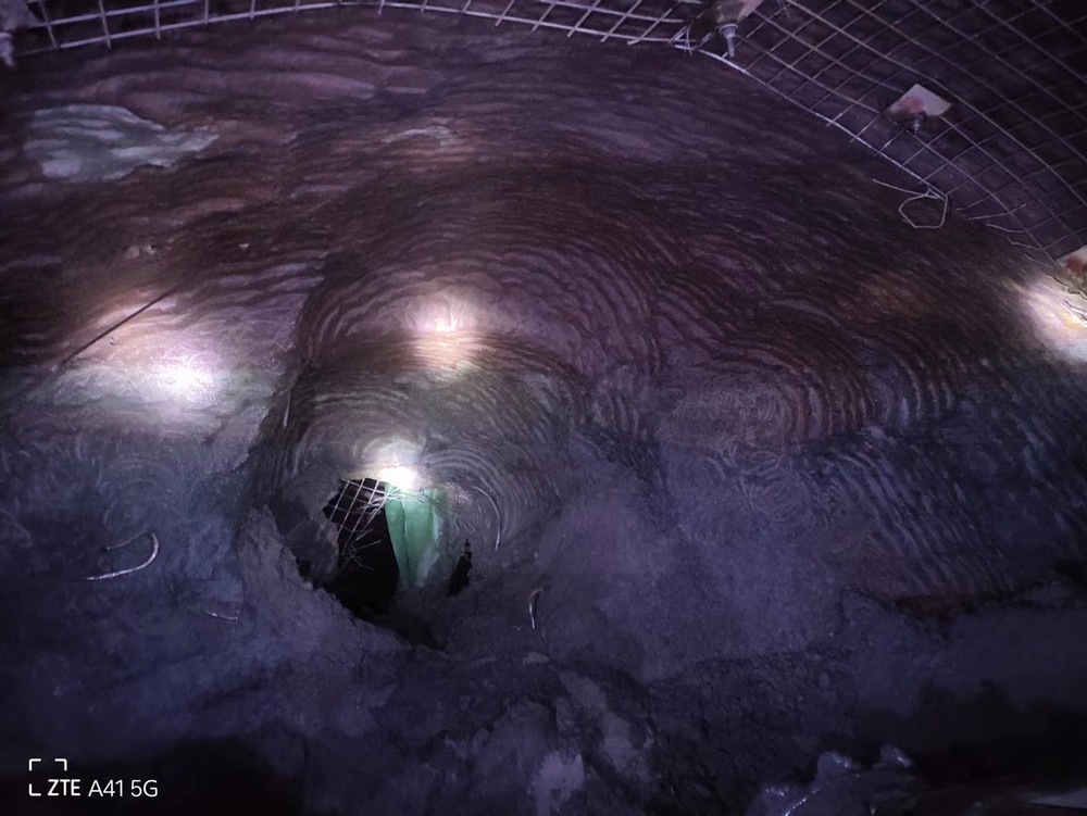 陕煤建设矿建二公司郭家滩项目部主副斜井联络巷顺利贯通