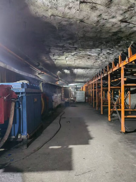 陕煤建设煤矿运营服务分公司:巴拉素煤矿2201综采面设备及胶运顺槽