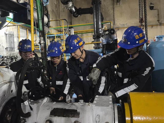 陕煤建设洗选煤运营公司红柳林洗煤厂项目部：烟花灿九天  煤装立在岗