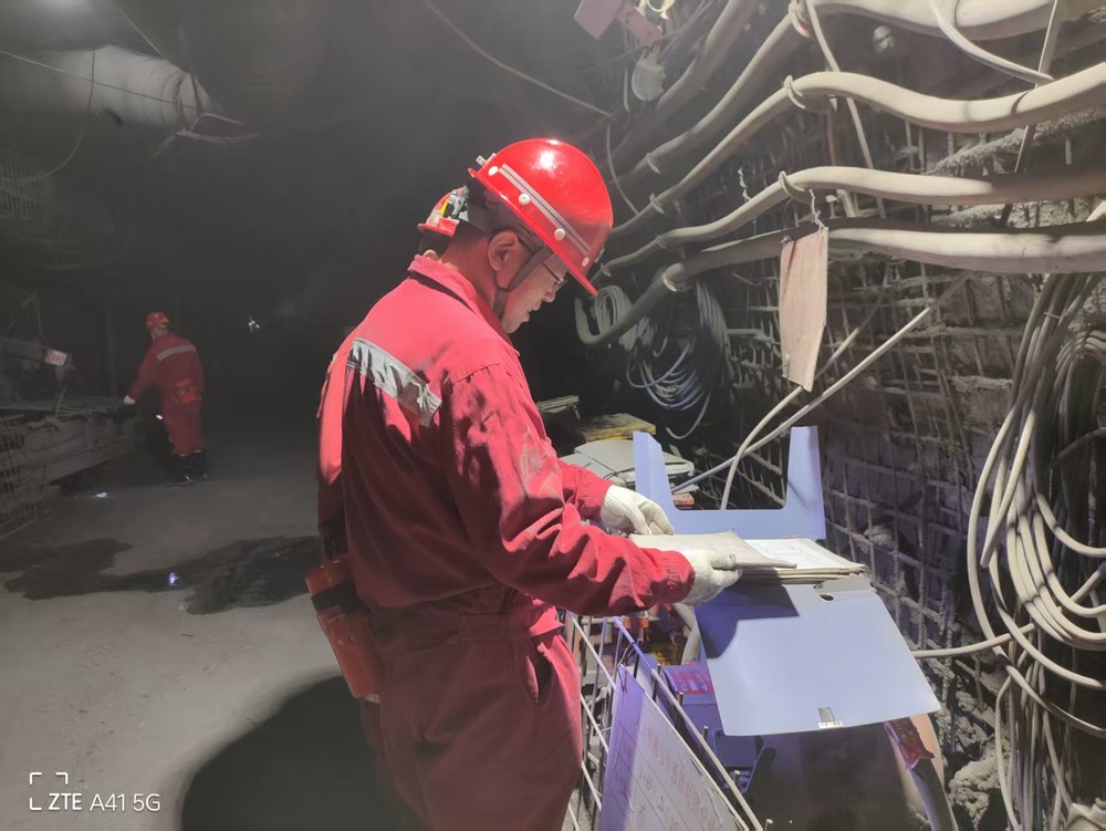 陕煤建设矿建二公司：群监岗“零点行动”筑牢安全防线