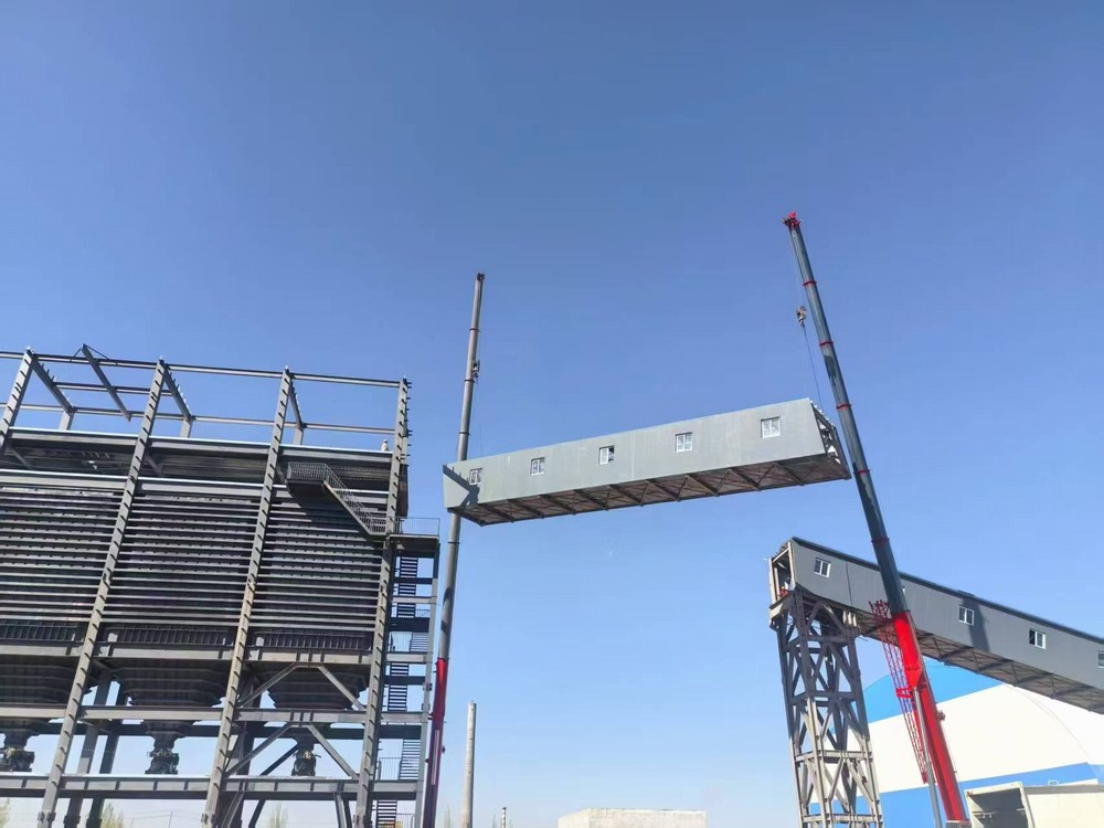 陕煤建设天工公司新疆第一项目部:双机协作展绝技,栈桥凌空贯长虹