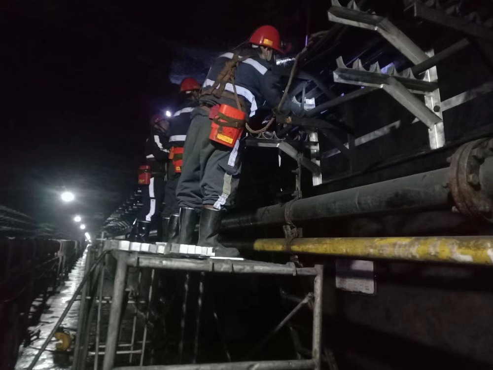 陕煤建设韩城分公司张家峁项目部:井下电缆托架更换工程顺利通过竣工验收