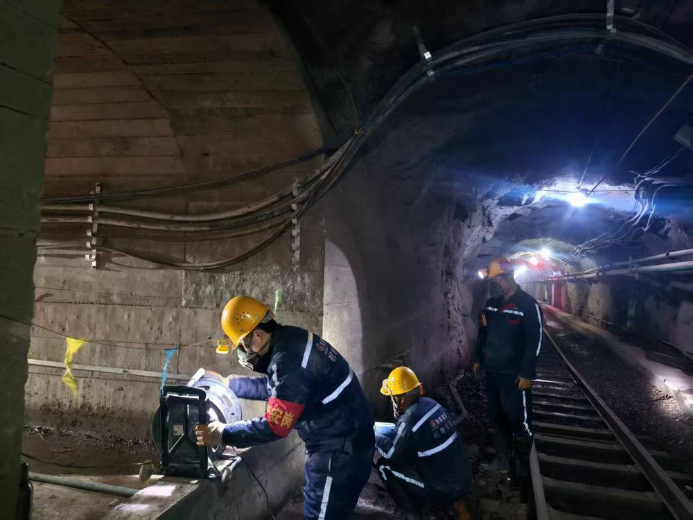 双线发力筑防线 共护安全促发展