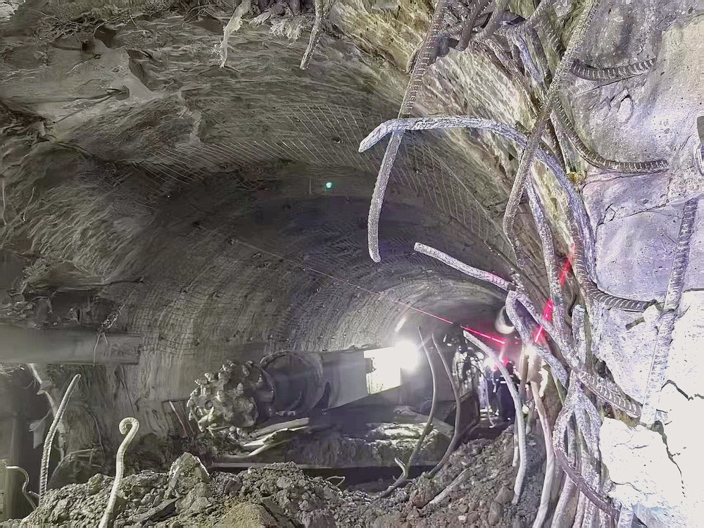 104米掘进攻坚!袁大滩煤矿2煤东翼带式输送机机头硐室顺利贯通