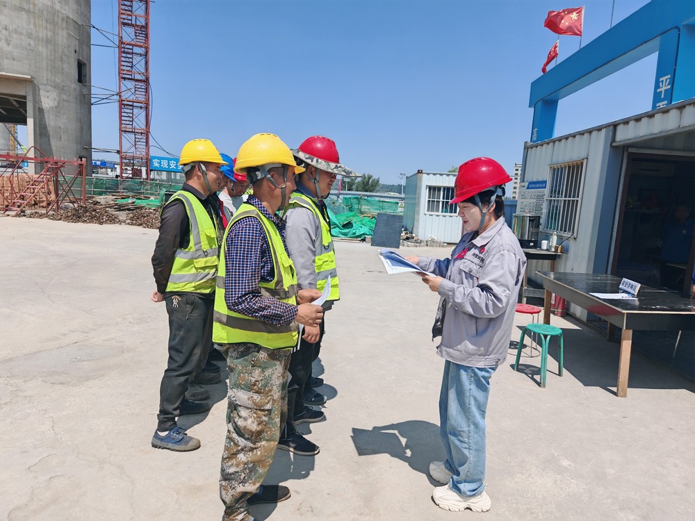 陕煤建设韩城分公司:玫瑰铿锵护安全 巾帼芳华铸防线