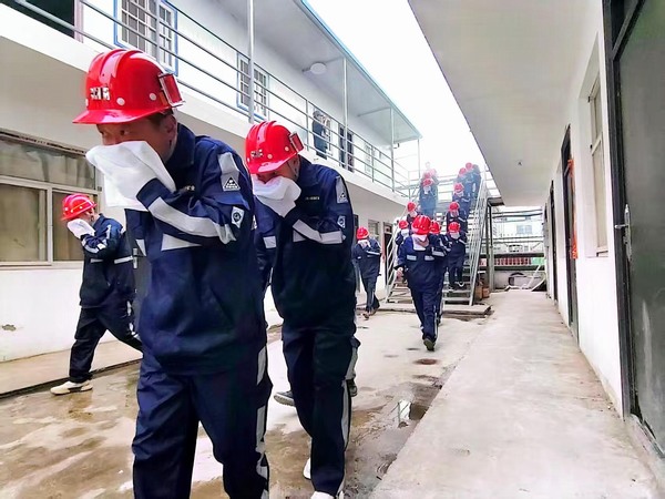 陕煤建设煤矿运营服务分公司：实战化消防演练 筑牢安全屏障