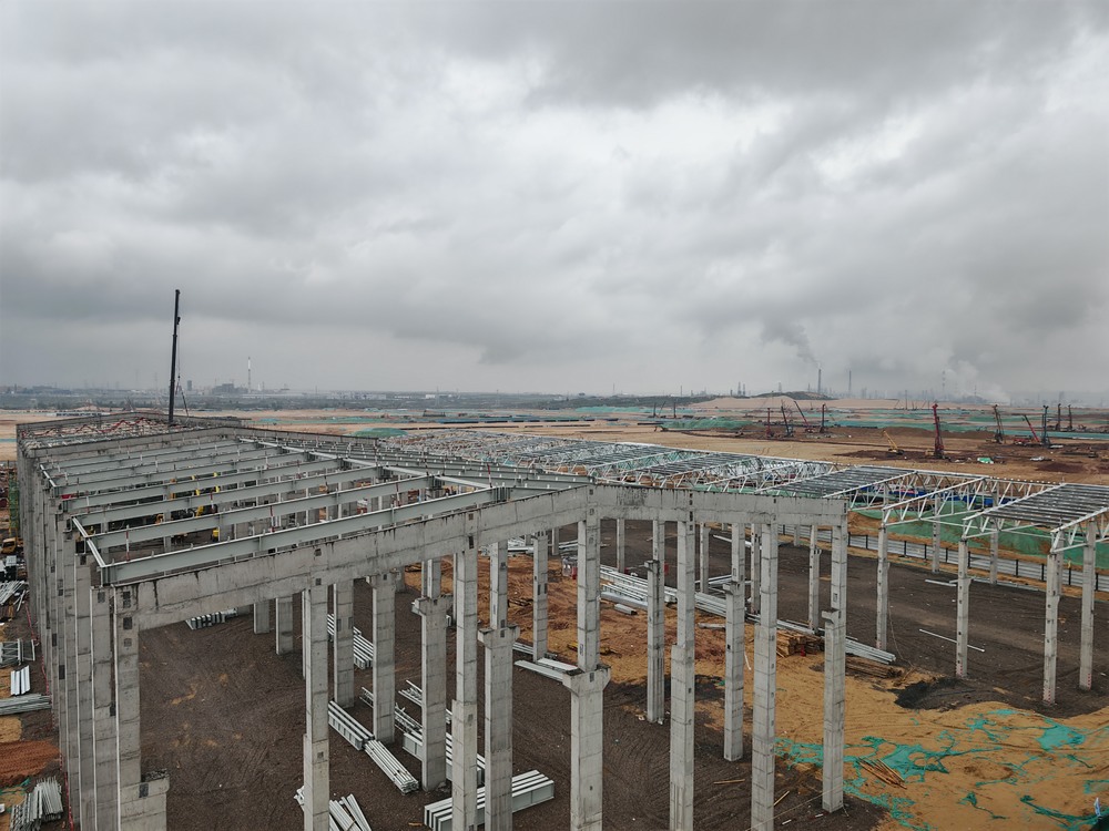 陕煤建设铜煤公司承建的小厂前区仓库及检维修中心主体全面封顶