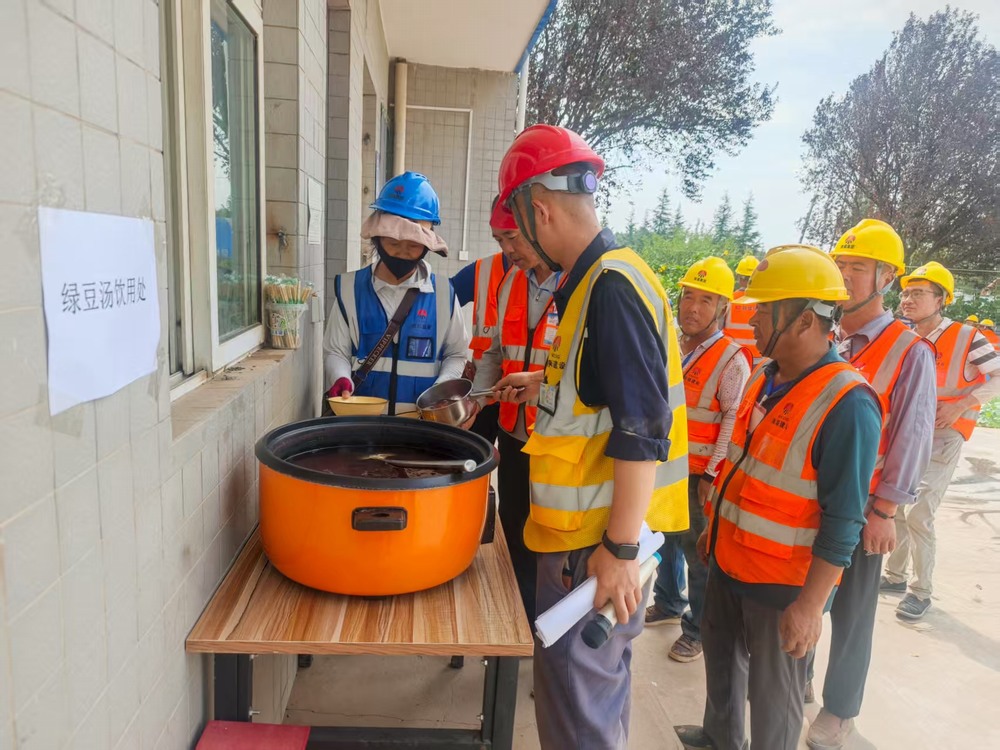 陕煤建设铜煤公司铜创能材项目部：多措并举打好夏季施工攻坚战