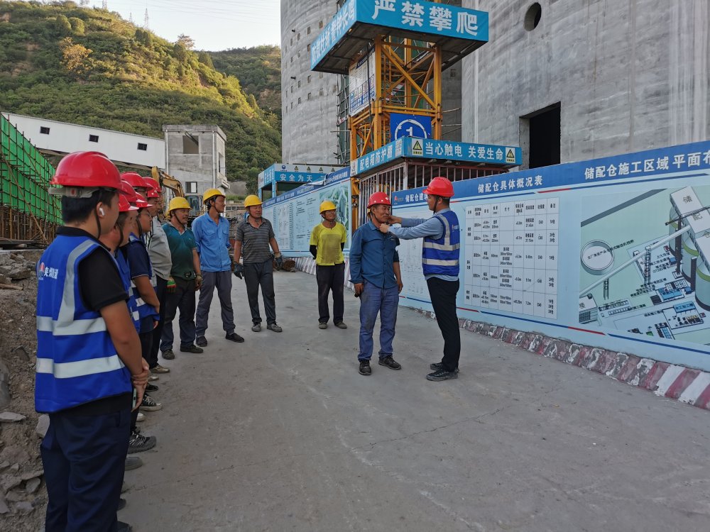 陕煤建设韩城分公司土建十一项目部：每日一聚话安全，工地防线牢又坚