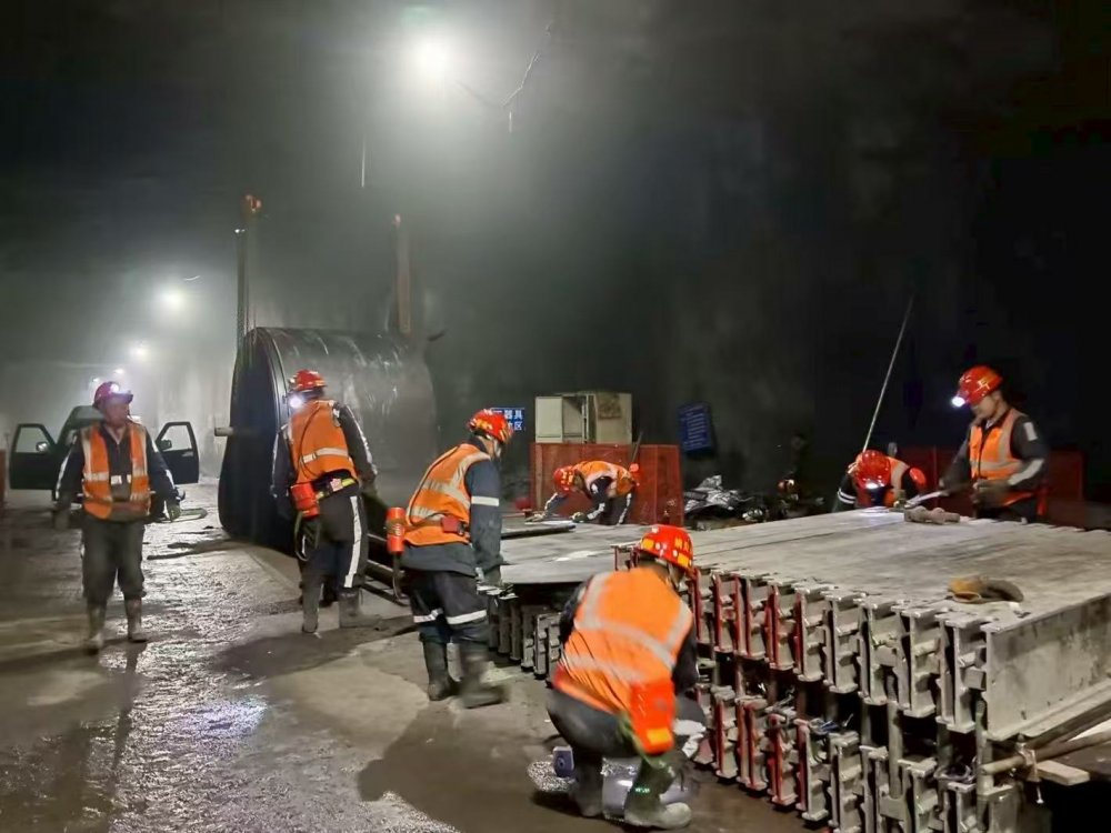 陕煤建设机电安装公司:红柳林矿业主运二部胶带接头硫化圆满完成