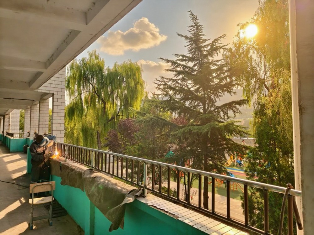 助力地方教育，护航学子平安——陕煤建设矿建二公司安装项目部为卓立小学教学楼安装防护栏杆