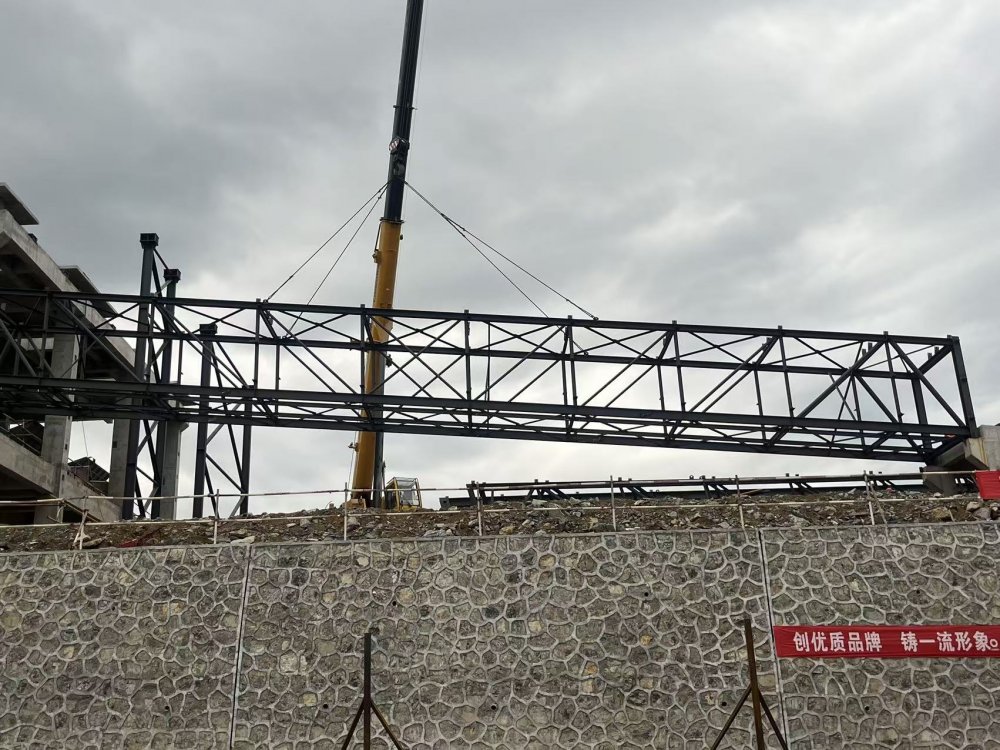 陕煤建设绿宇公司：重庆项目首座钢结构廊架顺利安装 迎关键节点