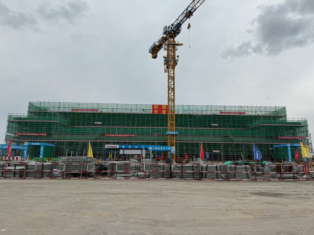 陕煤建设铜煤公司:1500万吨/年煤炭分质转化示范项目一阶段1#消防站工程圆满封顶