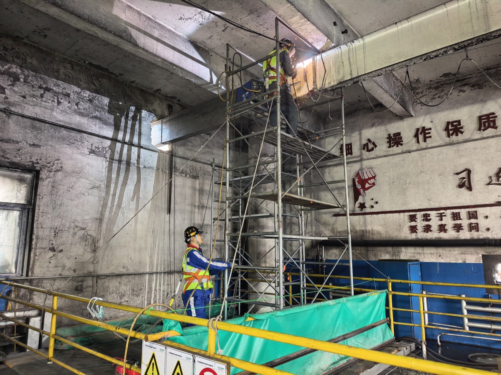 陕煤建设洗选煤运营公司第二项目部:攻坚落煤塔除铁器安装,以精细施工护航煤矿安全运营