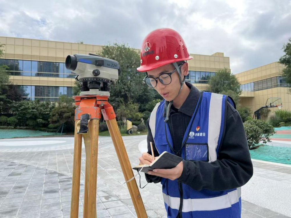 工地之上国旗之下:建设人用坚守为国庆注入“实干温度”