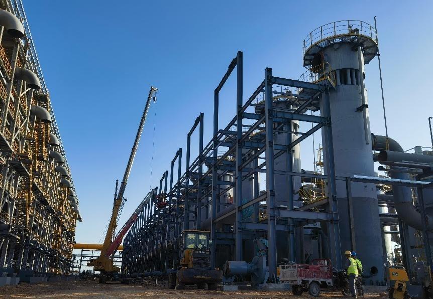 陕煤建设西北分公司土建第一项目部:热解装置管廊2钢结构安装任务圆满完成