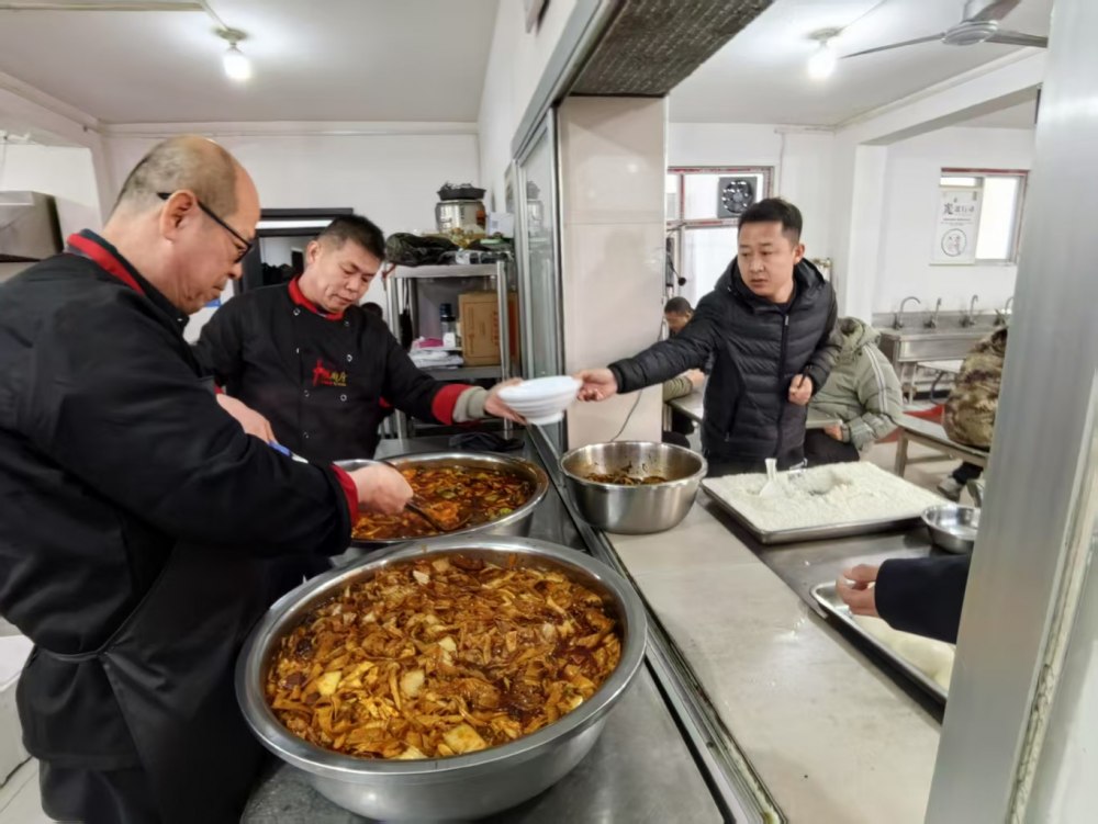 陕煤建设煤矿运营服务分公司：一线寒冬，后勤送暖