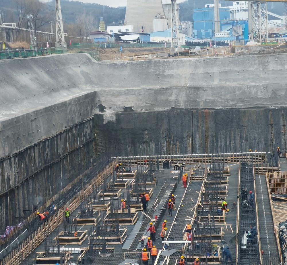 陕煤建设铜煤公司：黄陵店头电厂二期翻车机工程15天完成千吨钢筋绑扎为项目建设赢得宝贵时间