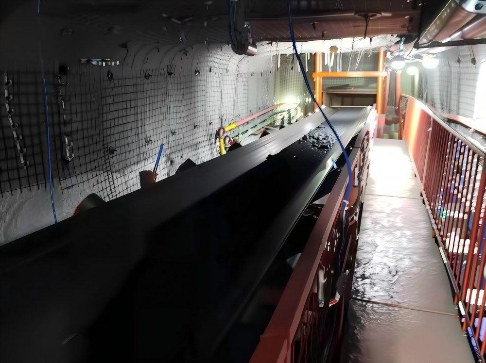 陕煤建设机电安装公司神府项目部顺利完成输送机带煤试运转