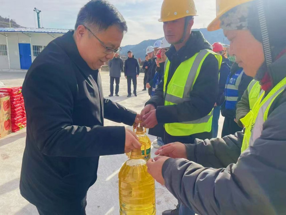 韩城市市委副书记张景锋赴陕煤建设韩城分公司承建的韩城北站物流集运中心工程项目施工现场慰问一线职工