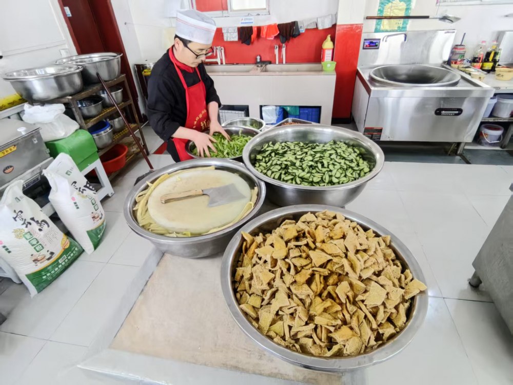 陕煤建设煤矿运营服务分公司：春节临近树新风 勤俭节约护“舌尖文明”