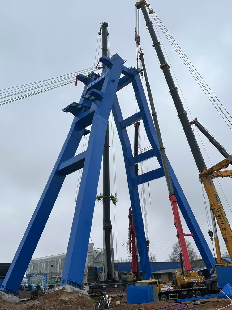 陕煤建设矿建二公司承建的小庄煤矿义门进风立井永久井架顺利起立就位