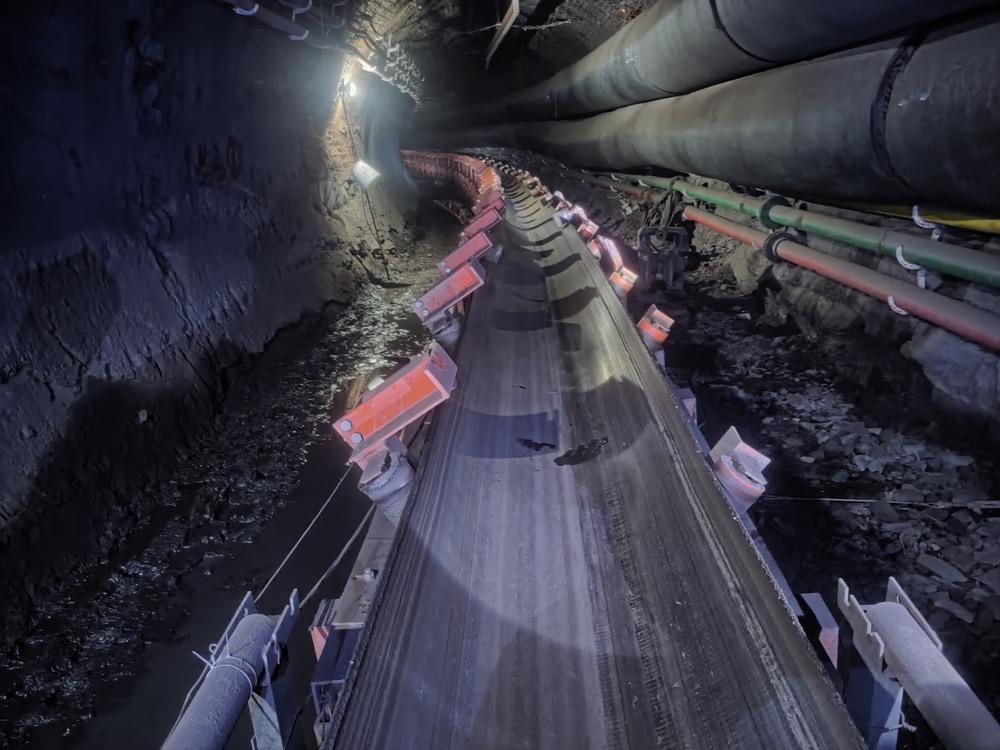 陕煤建设矿建二公司王峰项目部S1303工作面瓦斯抽采专用巷拐弯段掘进实现施工效能新突破