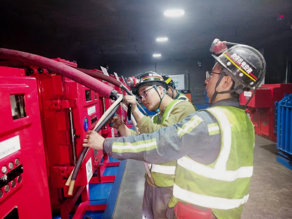 陕煤建设机电安装公司赵石畔项目部30103工作面供电电缆敷设任务提前告捷