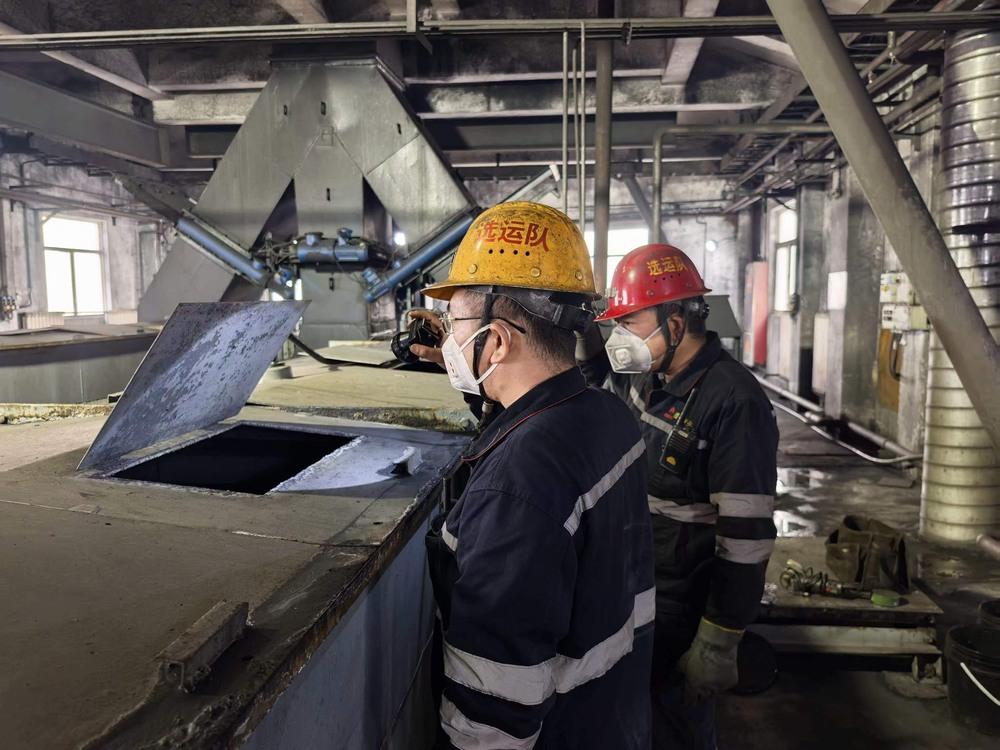 陕煤建设洗选煤运营公司澄合山阳运营项目部: 五一在岗“不打烊” 煤海有群“赶路人”