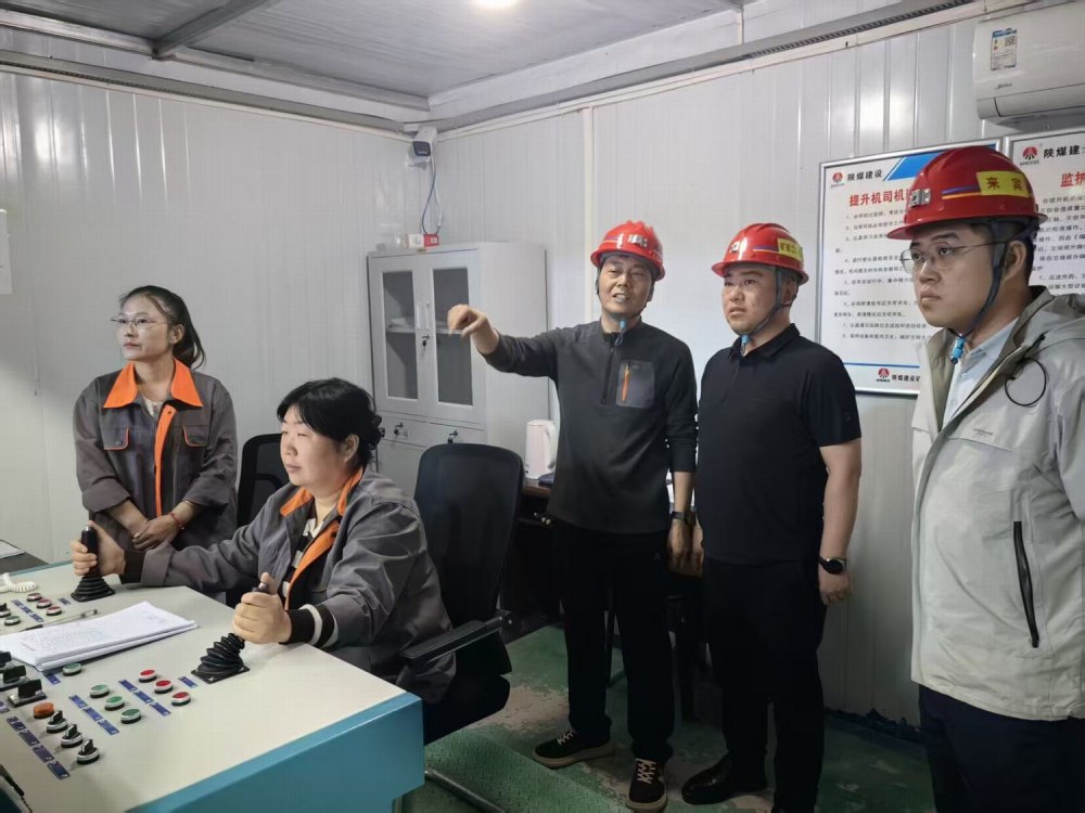 韩城矿业公司领导“五一”深入矿建二公司第二项目部督导安全并慰问一线建设者