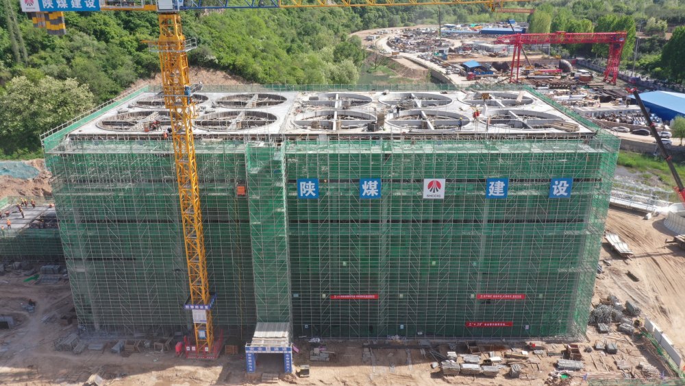 陕煤建设承建的黄陵矿业店头电厂二期扩建项目主厂房建筑工程辅机干冷塔主体顺利封顶